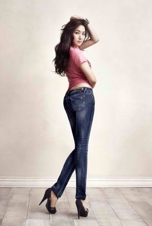 Park Min Young Jeans1.jpg