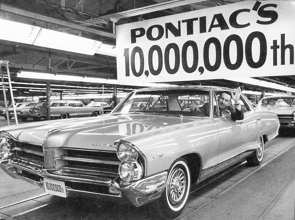 1965_Pontiac_-_assembly_photo.jpg