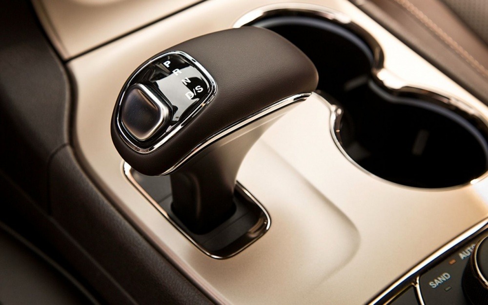 2014-jeep-grand-cherokee-ecodiesel-gear-shift-knob.jpg