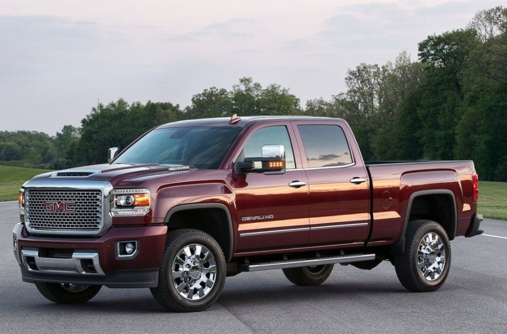 2018-GMC-Sierra-2500HD-Denali-exterior-headlights.jpg