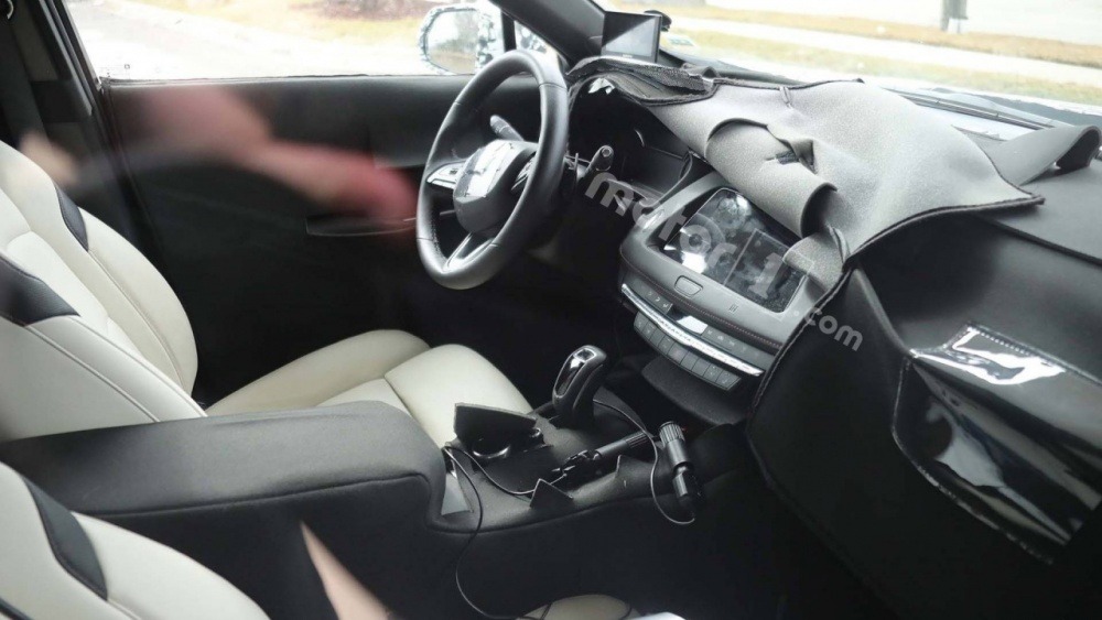 2019-cadillac-xt4-spy-photo.jpg