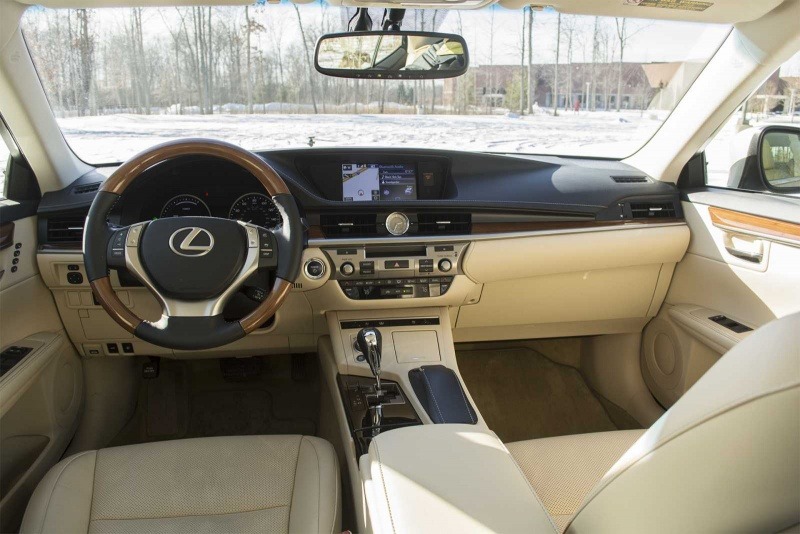 2015 Lexus ES 300h 11