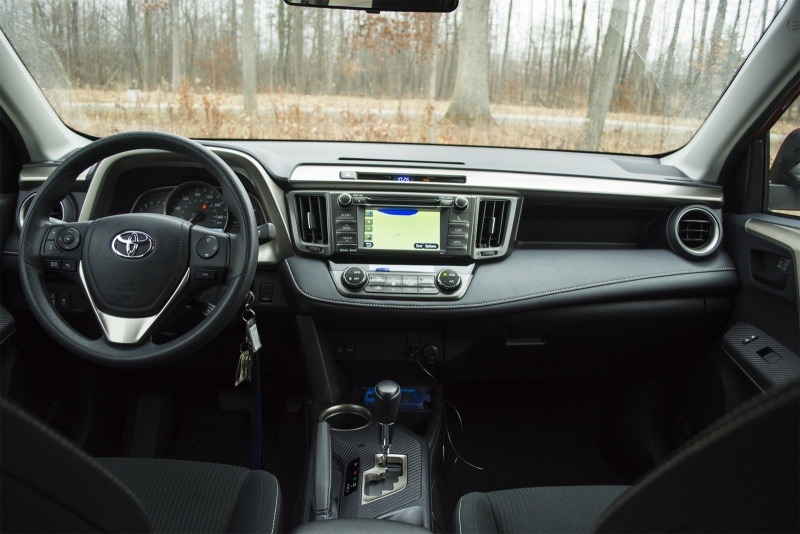 2013 Toyota RAV4 XLE AWD 12