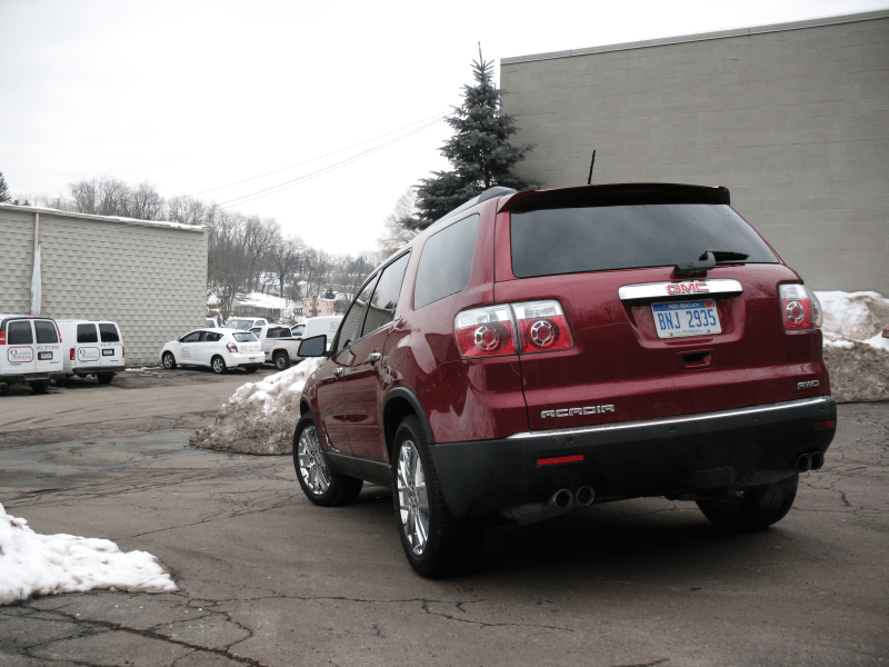 2010 GMC Acadia SLT-2 046.png