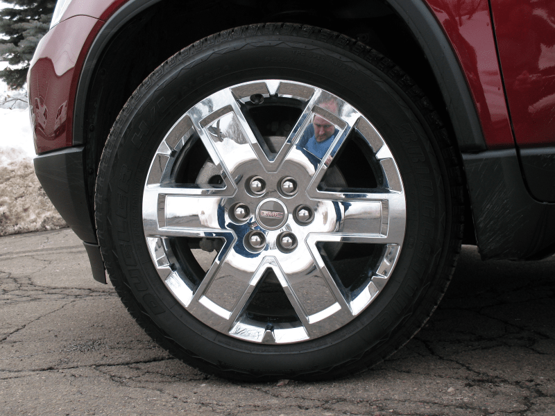 2010 GMC Acadia SLT-2 049.png