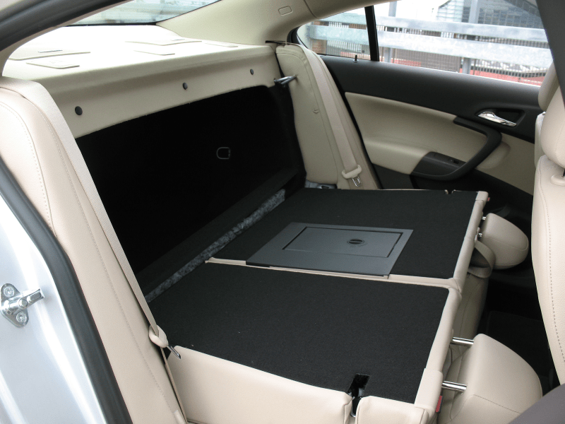 2011 Buick Regal CXL 026.png