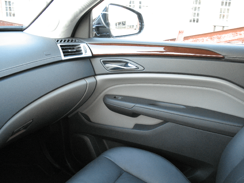 2011 Cadillac SRX Turbo 021.png