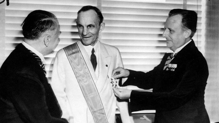 HenryFord-Accepting Grand Cross from Nazi officials.jpg
