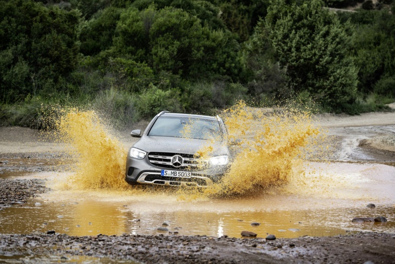 2020 Mercedes-Benz GLC 010.jpg