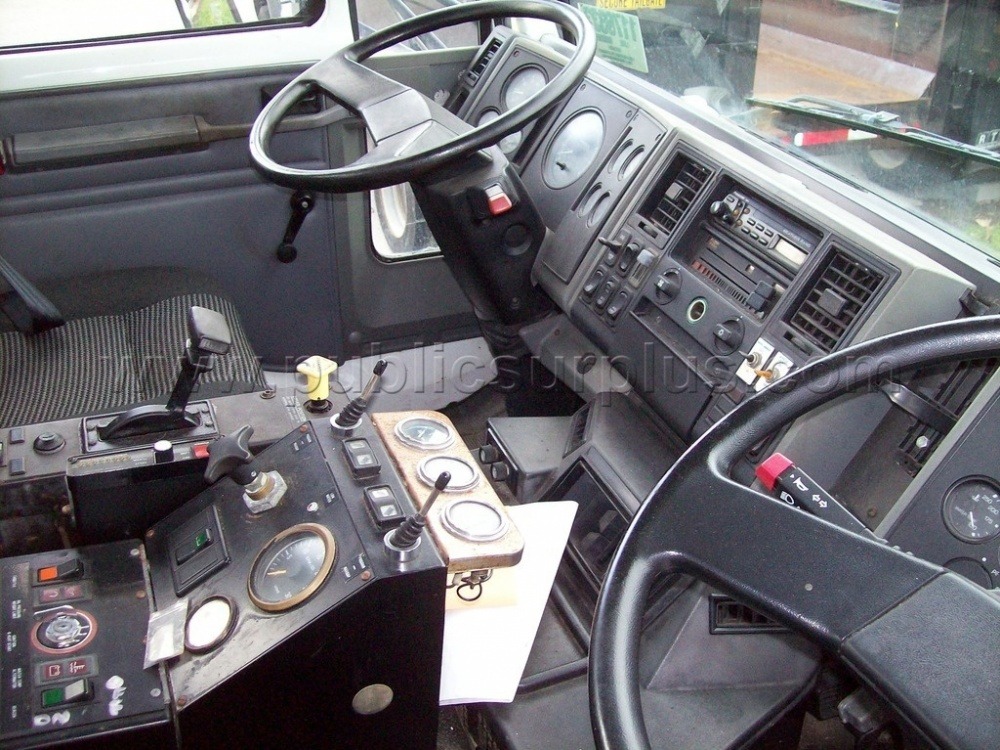 8502 interior.jpg