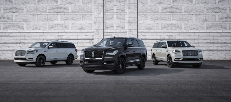 2020 Lincoln Navigator Monochromatic 003.jpg