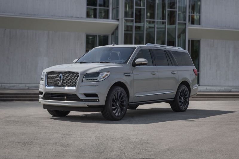 2020 Lincoln Navigator Monochromatic 004.jpg
