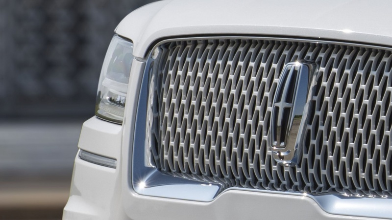 2020 Lincoln Navigator Monochromatic 006.jpg