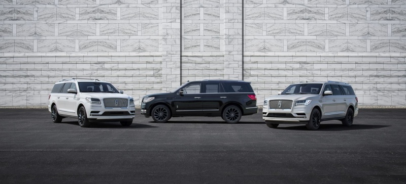 2020 Lincoln Navigator Monochromatic 002.jpg