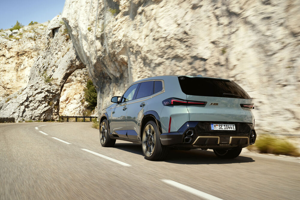 P90480555_highRes_2023-bmw-xm-european.jpg